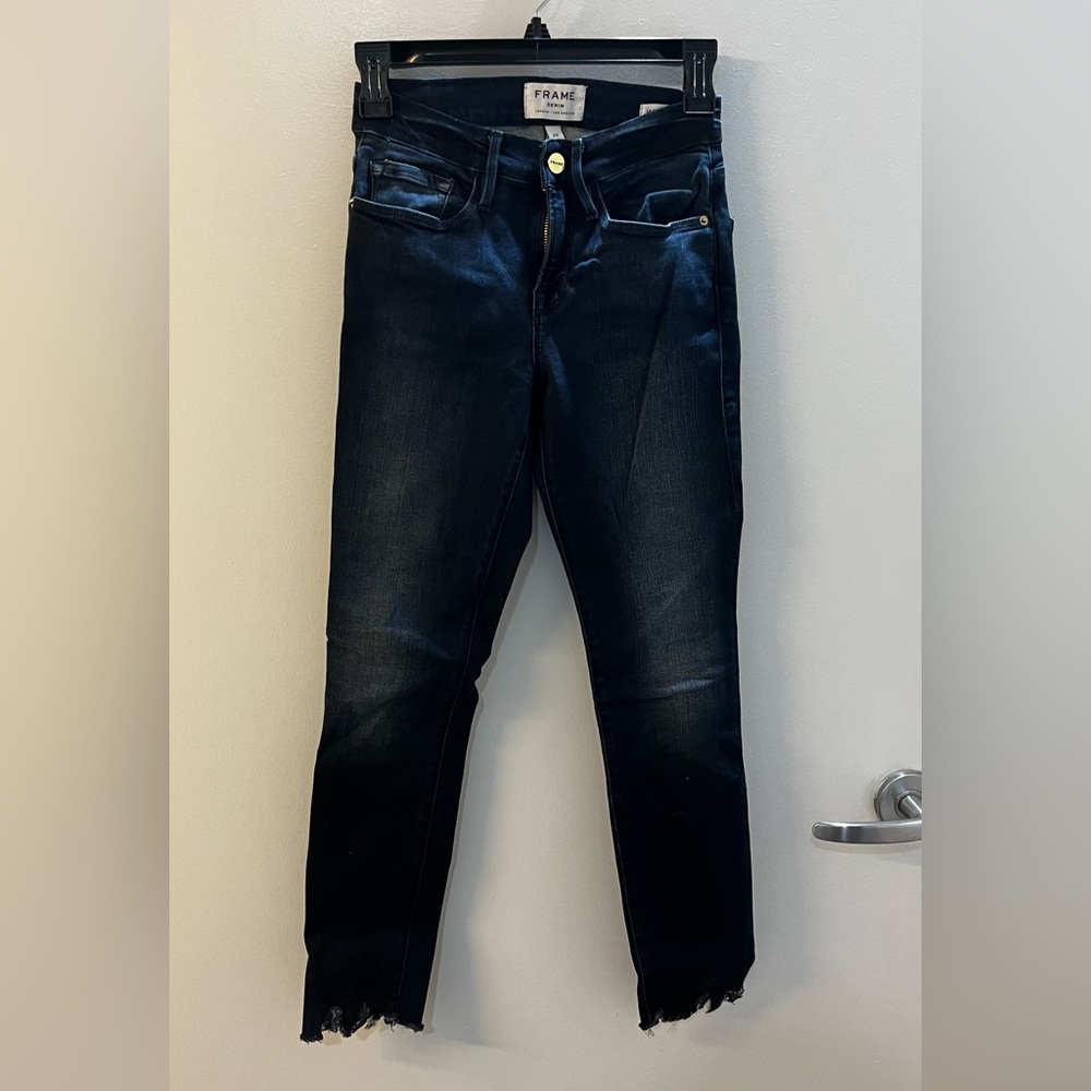 FRAME Le Skinny de Jeanne Skinny Leg Jeans. Size 25. Dark blue. Frayed hem